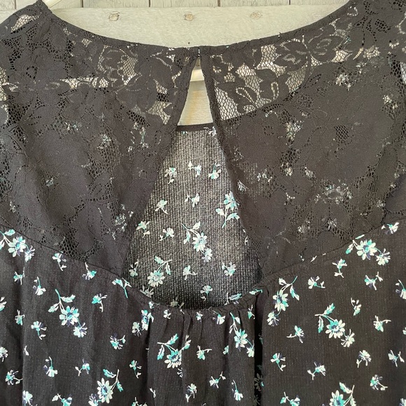 Torrid Floral Lacy Back Top - Picture 4 of 5